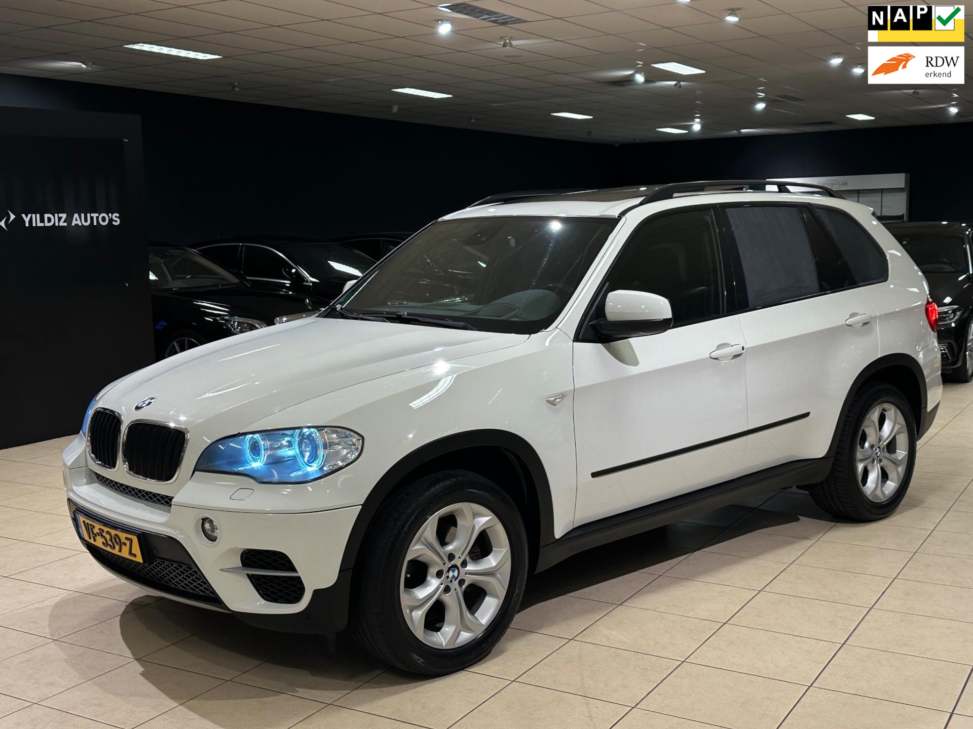 48109470-10.jpg