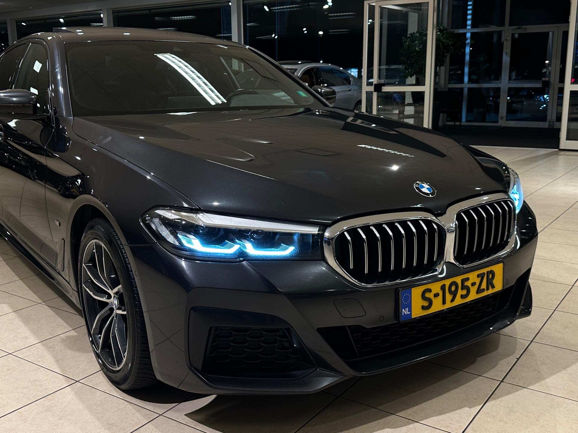 47804377-5.jpg
